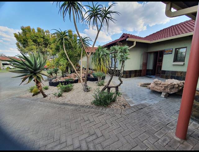 3 BEDROOM FREEHOLD FOR SALE IN WATERVAL EAST